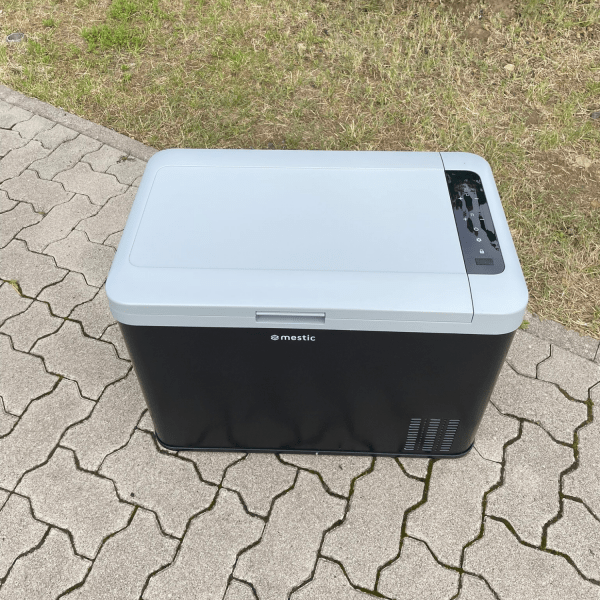 Robuste 45L Camping Kühlbox mit Gefrierfunktion bis -18 °C, Dual Zone, LED-Licht und USB-Anschluss – zuverlässig für Reisen und Vanlife.