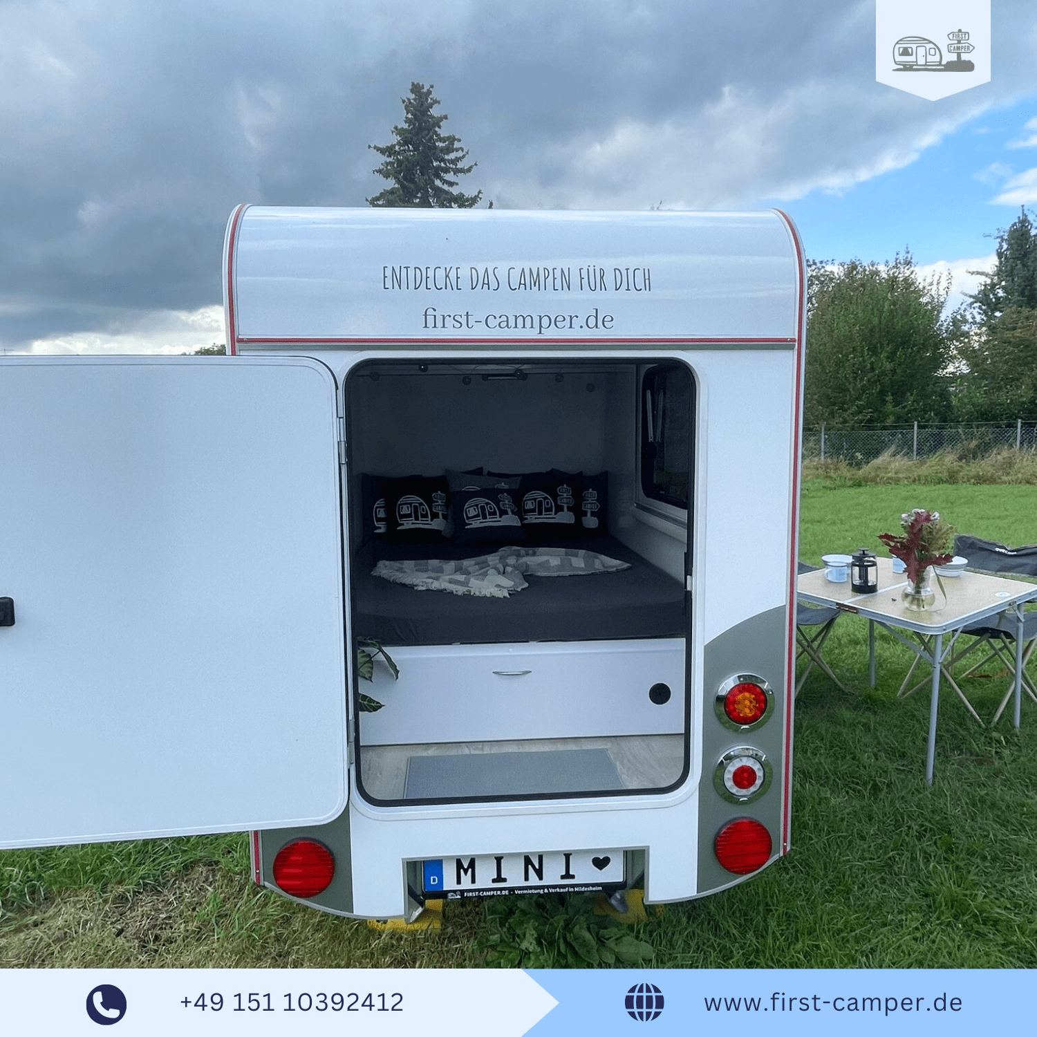 Mini Camper – leichter Kofferanhänger mit aerodynamischer Front, PVC-Boden, zwei Seitenfenstern mit Fliegengitter und Verdunklung, praktischem Bettkasten und Heck-LED-Leuchten