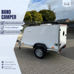 750 kg Nano Camper Anhänger mit modernem Design und Schlafmöglichkeit für zwei Personen.