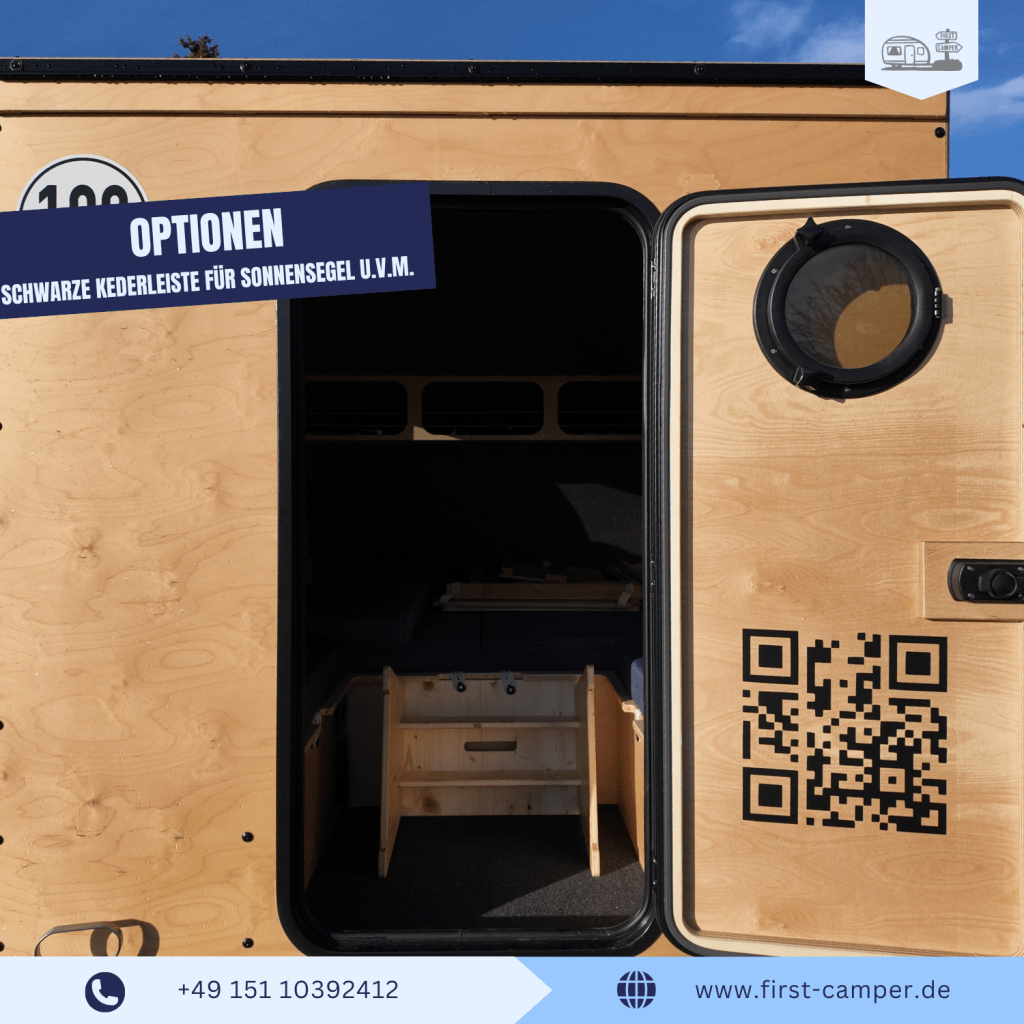 Schwarze Kederleiste für Sonnensegel am i:woody car – handgefertigter Mini Holzwohnwagen aus Manufaktur mit funktionalem Design und edlem Kontrast zur Holzverkleidung