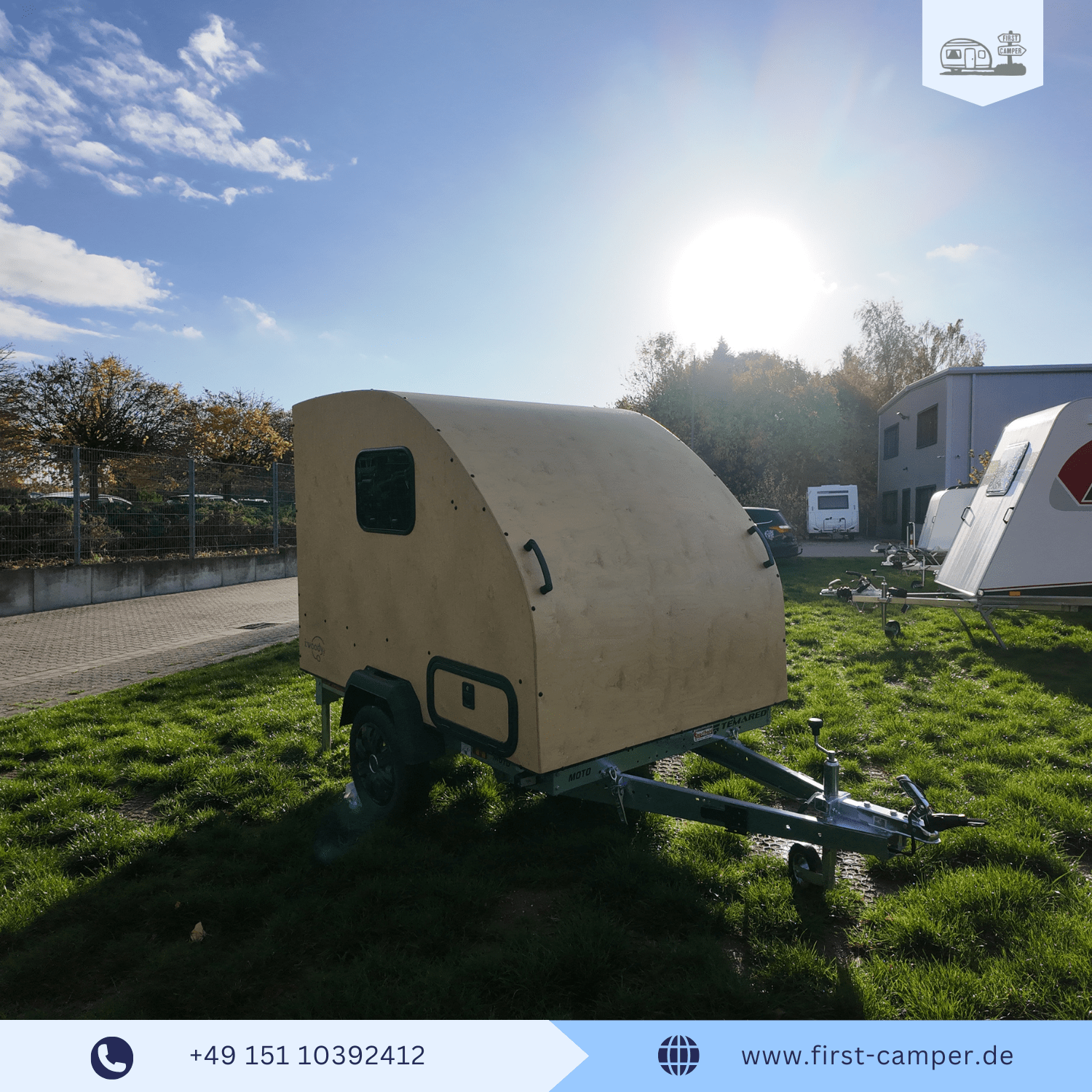 Frontansicht des i:woody car – handgefertigter Mini Holzwohnwagen aus Manufaktur mit eleganter Rundform und natürlicher Holzoptik