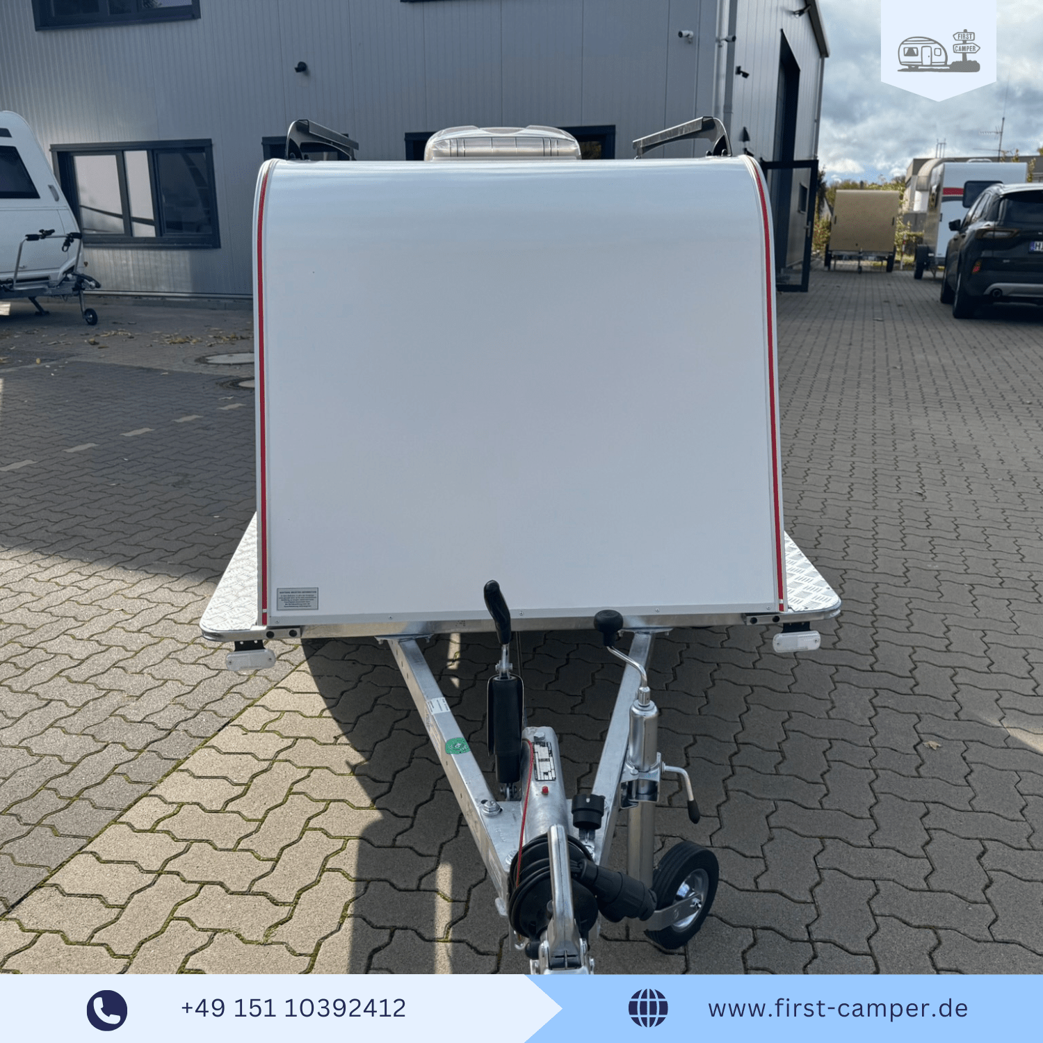 Frontansicht des 750 kg Nano Campers mit aerodynamischer Form und Deichsel.