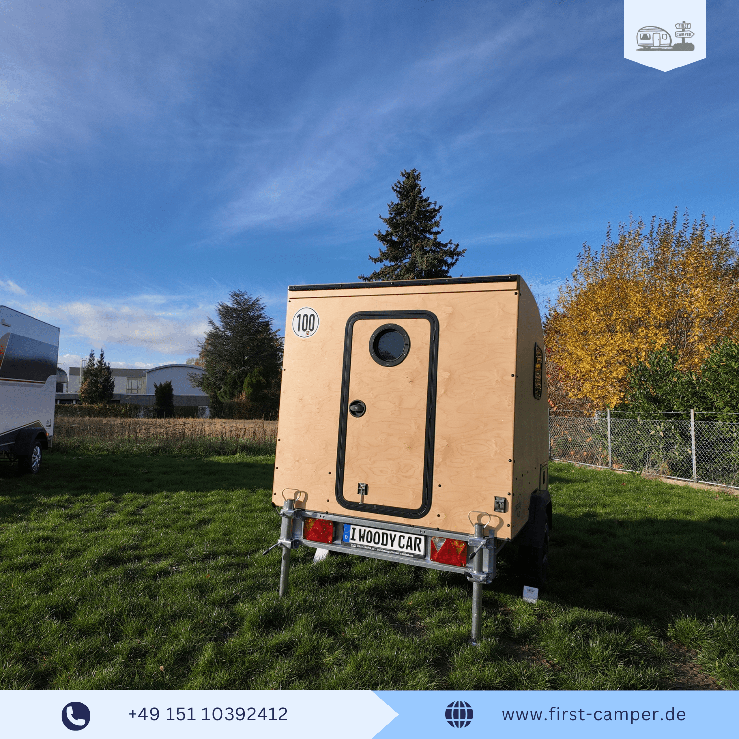 Heckansicht des i:woody car – handgefertigter Mini Holzwohnwagen aus Manufaktur mit natürlicher Holzrückseite und geöffneter Hecktür