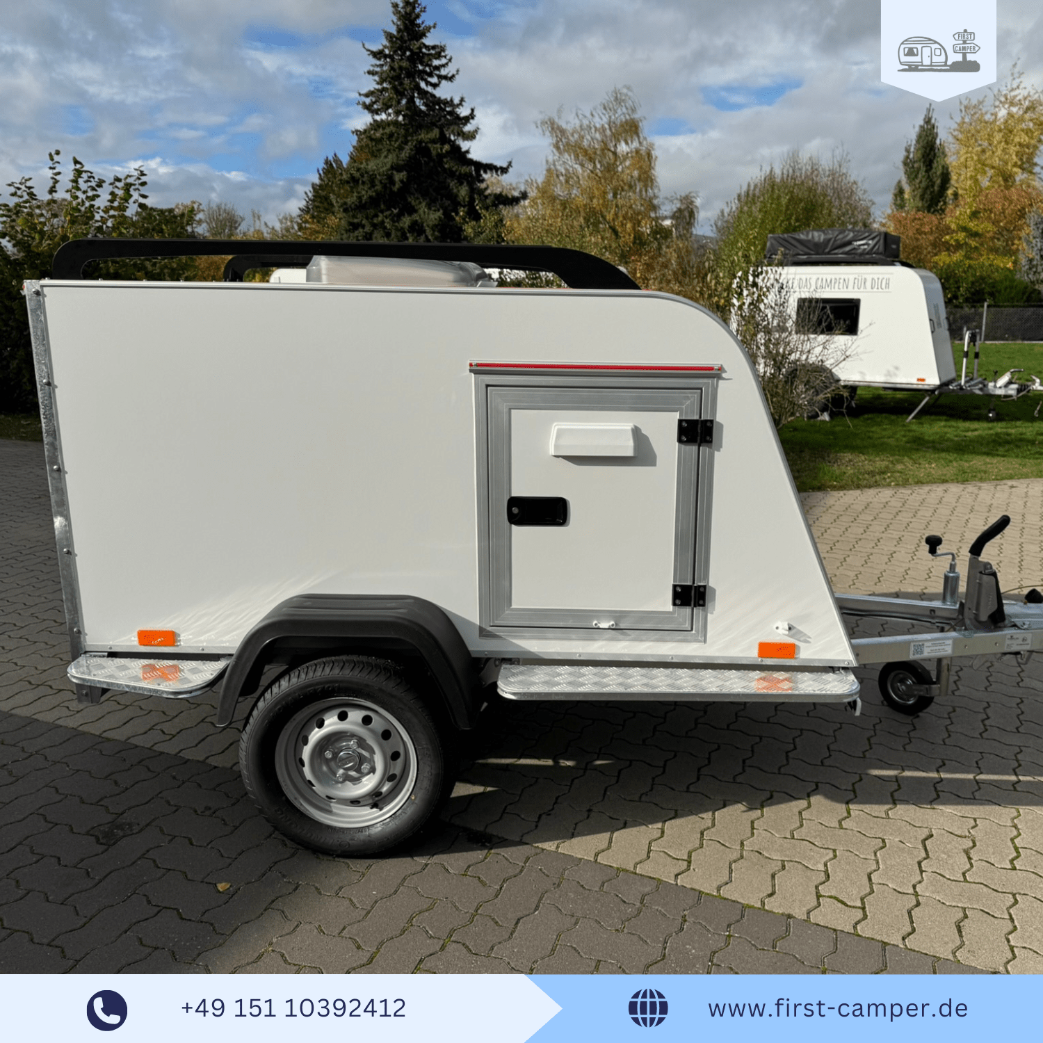 Rechte Seitenansicht des 750 kg Nano Campers mit geschlossener Seitenklappe.