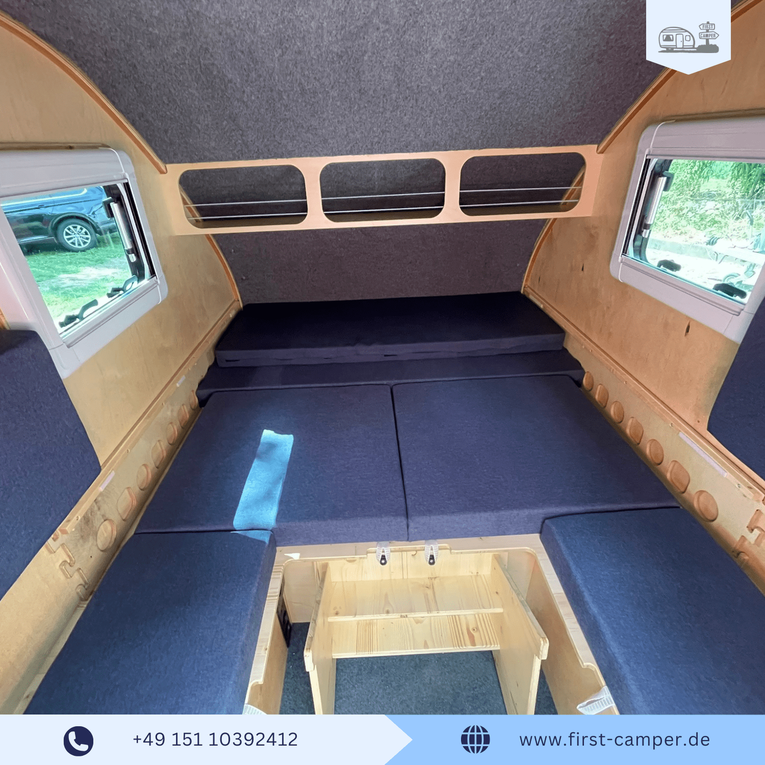 Innenansicht des i:woody car – handgefertigter Mini Holzwohnwagen aus Manufaktur mit natürlicher Holzverkleidung und gemütlicher Ausstattung