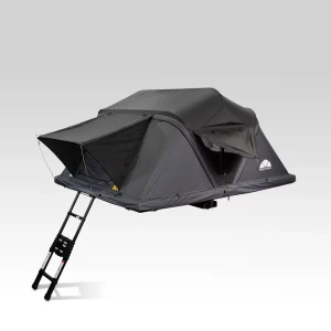 Frontansicht des aufgebauten Roof Space 4 Dachzelts auf Fahrzeug oder Anhänger, stabil und wetterfest.