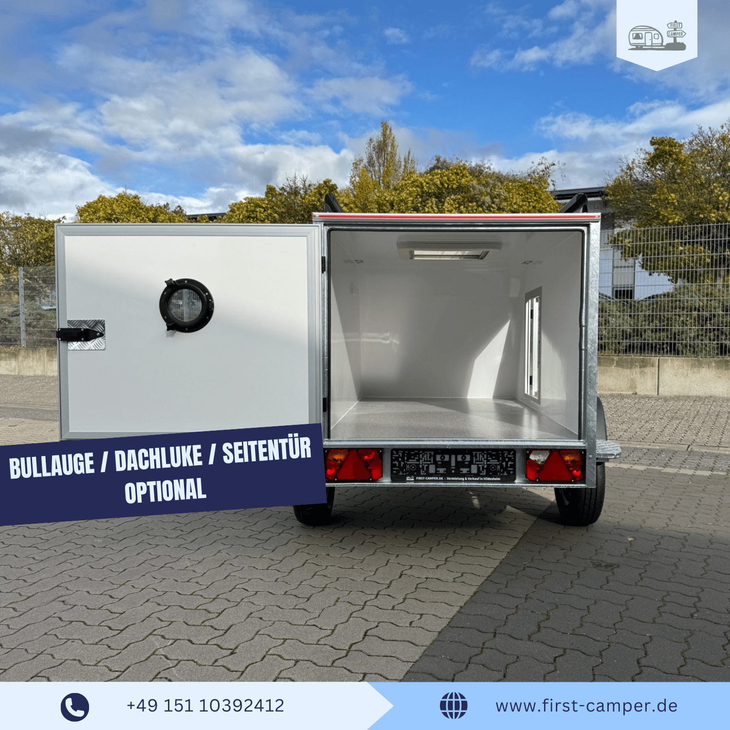 Geöffnete Heckklappe des 750 kg Nano Campers mit Bullaugen-Fenster und sichtbarem Stauraum.