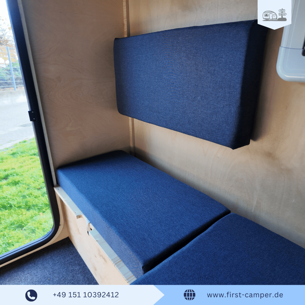 Sitzgelegenheit mit abnehmbarer Rückenlehne im i:woody car – handgefertigter Mini Holzwohnwagen aus Manufaktur mit flexibler Innenausstattung und natürlicher Holzoptik