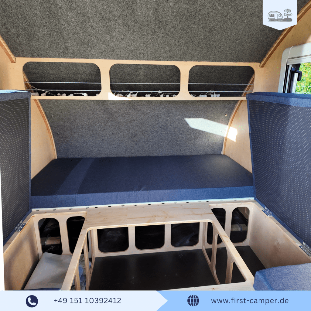 Stauraumklappen mit Gasdämpfern im i:woody car – handgefertigter Mini Holzwohnwagen aus Manufaktur mit funktionalem Stauraum und hochwertiger Holzverarbeitung