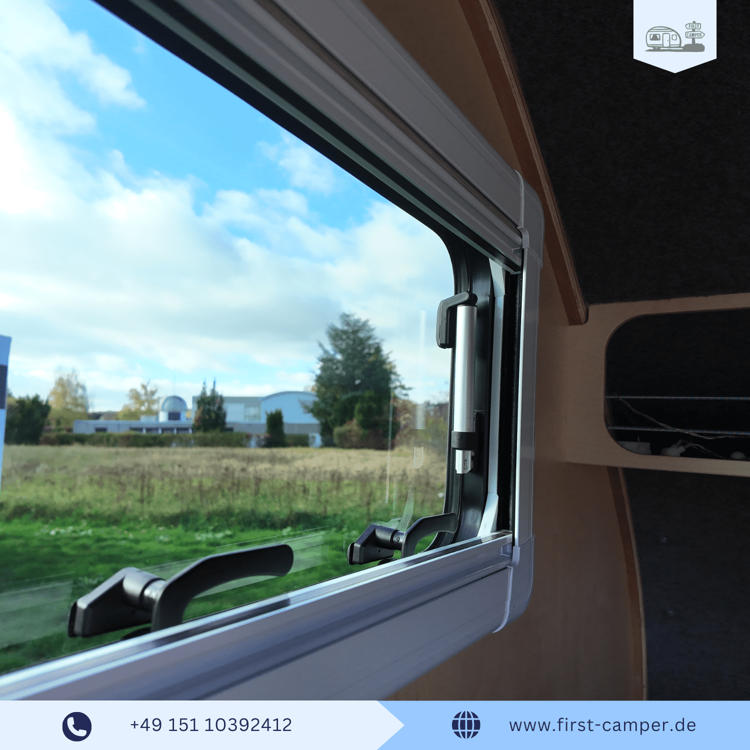 Aufstellfenster mit Fliegengitter und Verdunklung im i:woody car – handgefertigter Mini Holzwohnwagen aus Manufaktur mit funktionalem Fensterdesign und natürlicher Holzoptik