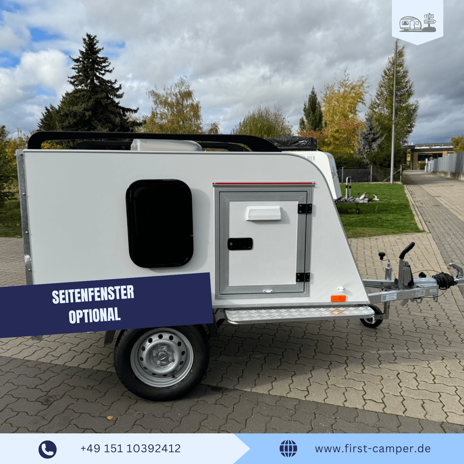 Linke Seitenansicht des 750 kg Nano Campers mit geschlossener Seitenklappe und optionalem Fenster.