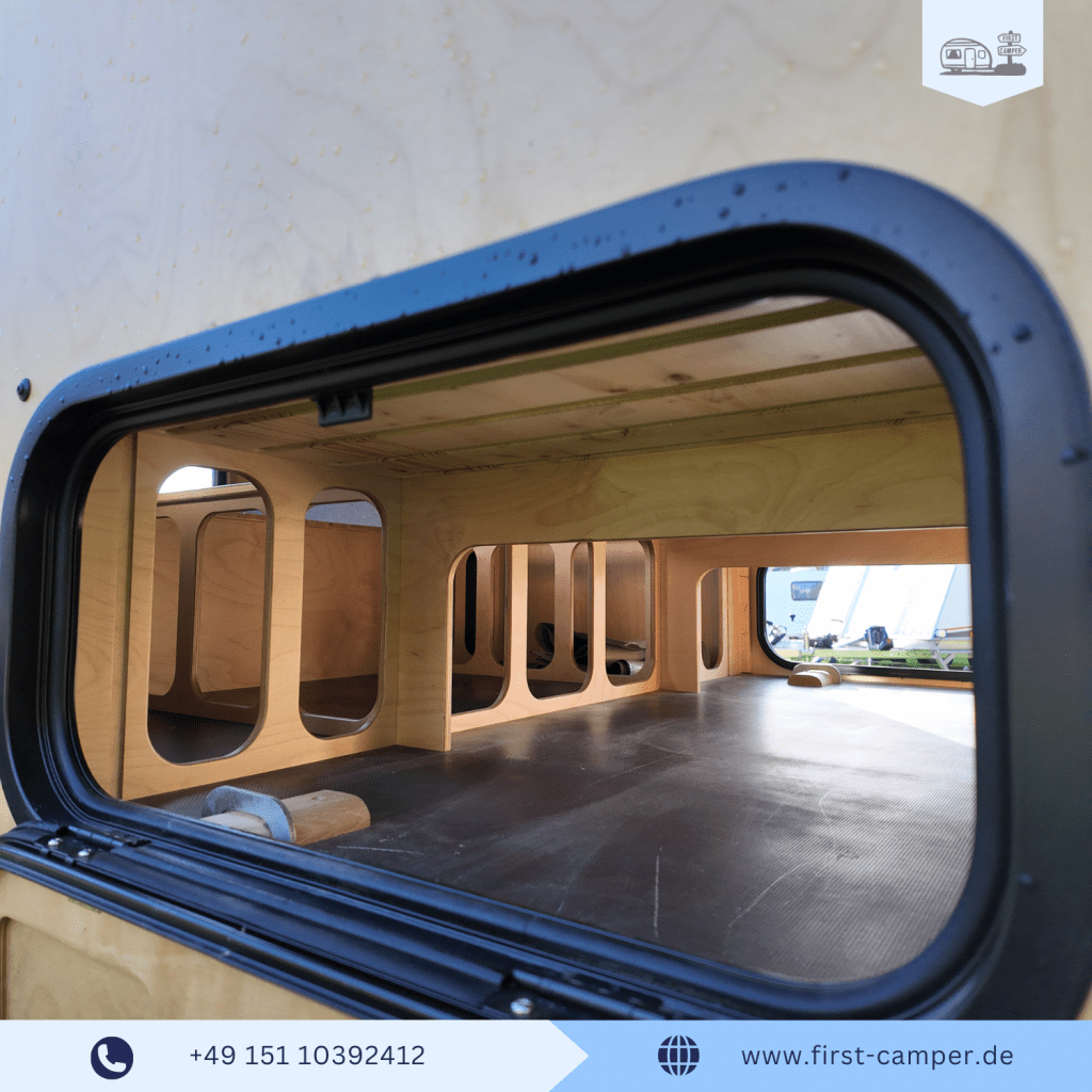 Seitenstaufach zum Durchladen im i:woody car – handgefertigter Mini Holzwohnwagen aus Manufaktur mit praktischem Stauraum und hochwertiger Holzverkleidung