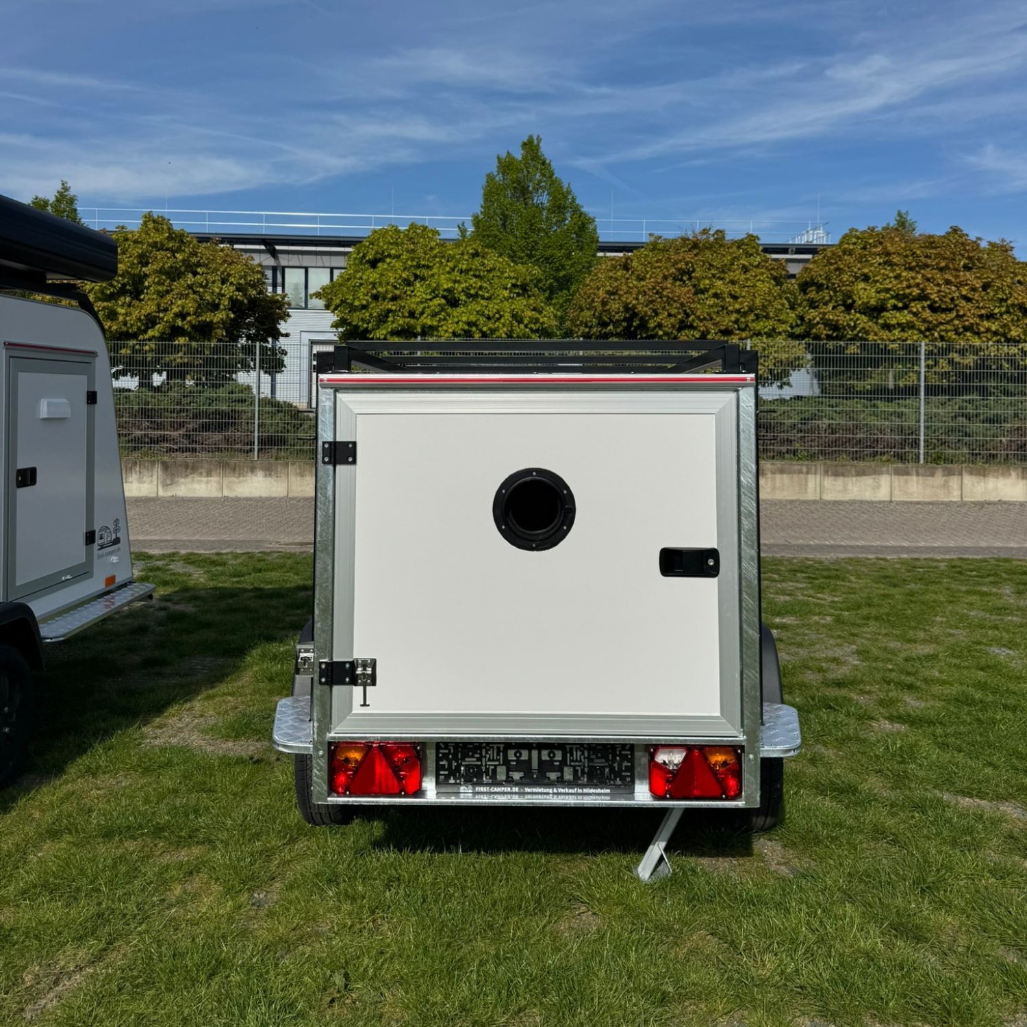 Nano Camper - dachzeltanhänger - Heck Bullauge3