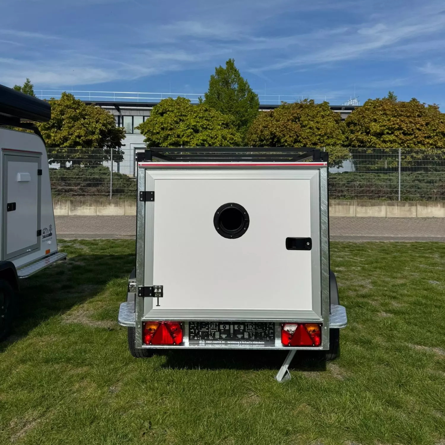 Nano Camper - dachzeltanhänger - Heck Bullauge3